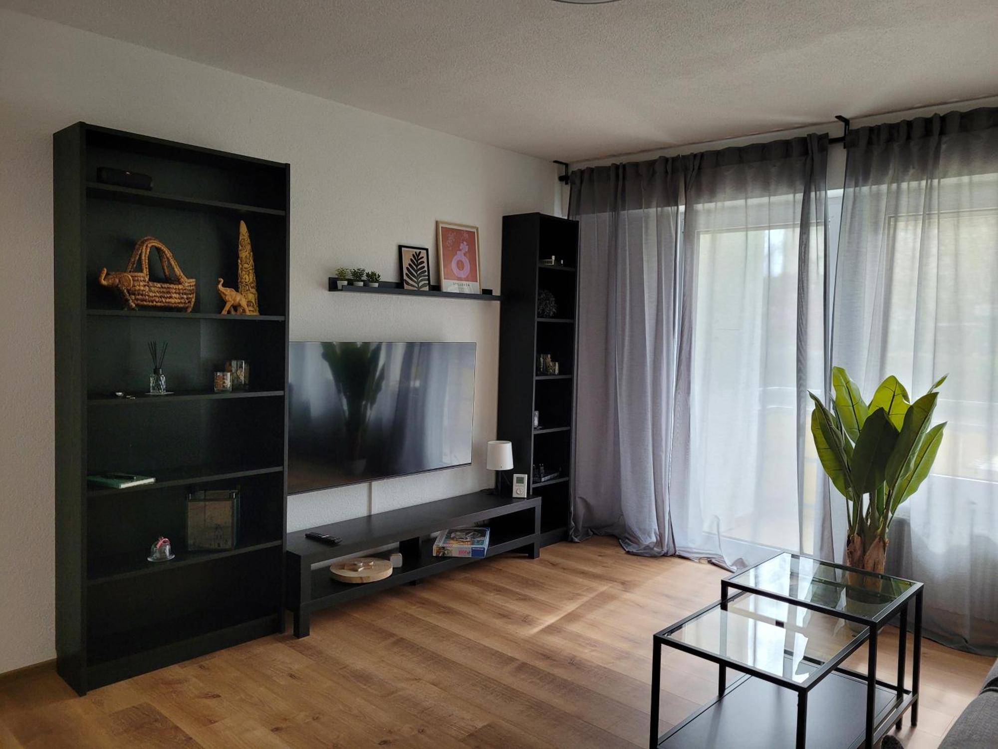 Living Flat, Eine Mit Zwei Schlafzimmern Und Balkon Apartment *