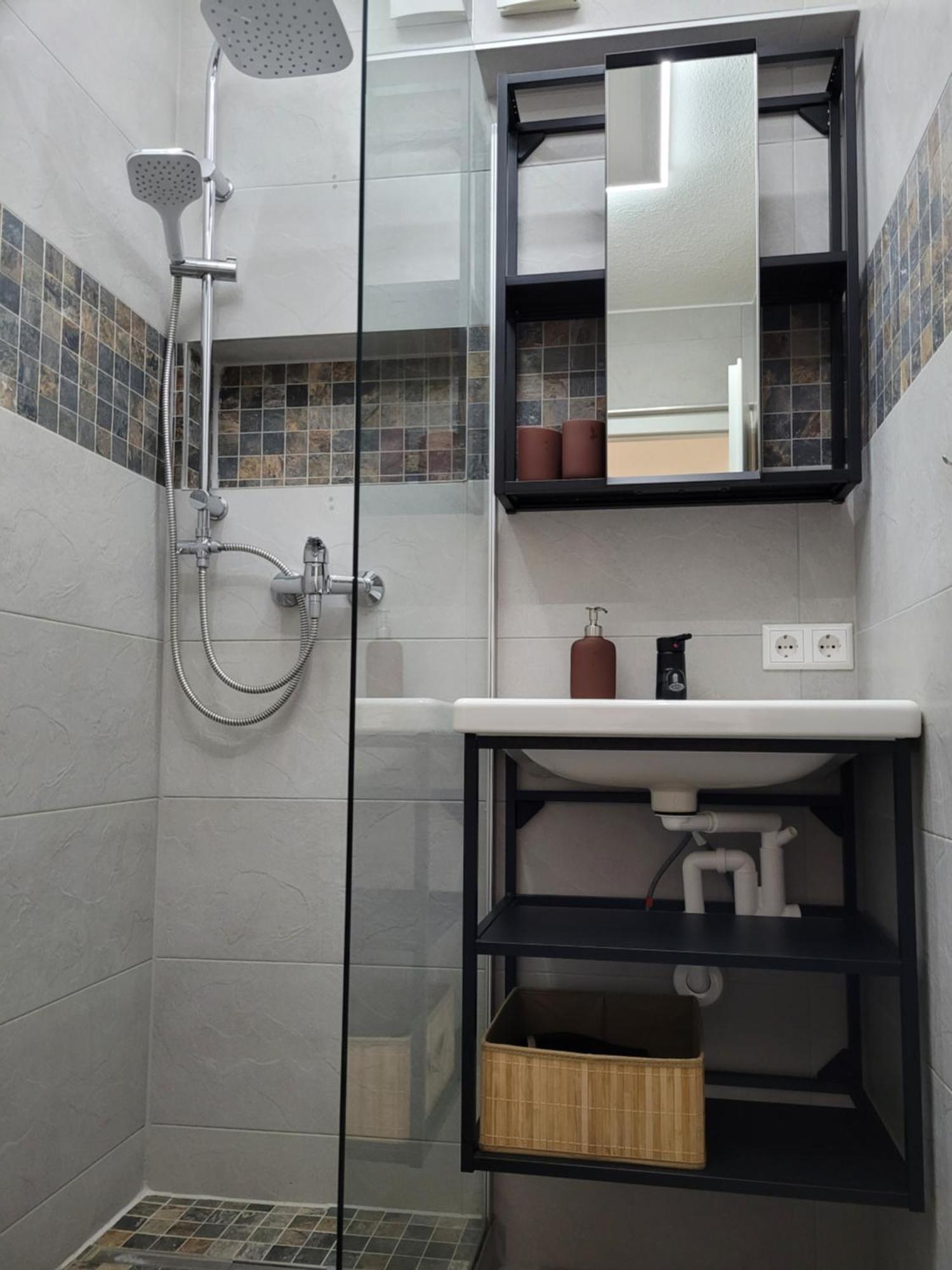 Apartment Living Flat, Eine Mit Zwei Schlafzimmern Und Balkon *